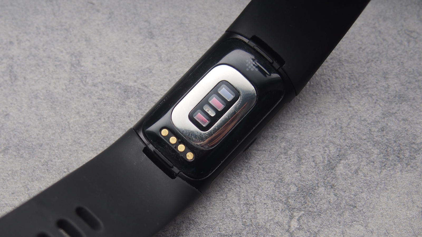Fitbit Charge 6  improved hr sensor