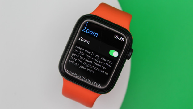 How to zoom in and out on Apple Watch